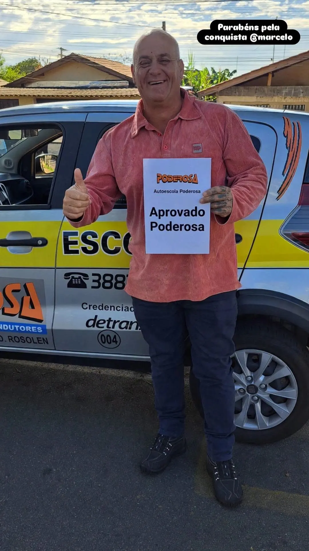 Aluno aprovado ao lado de carro da Auto Escola Poderosa