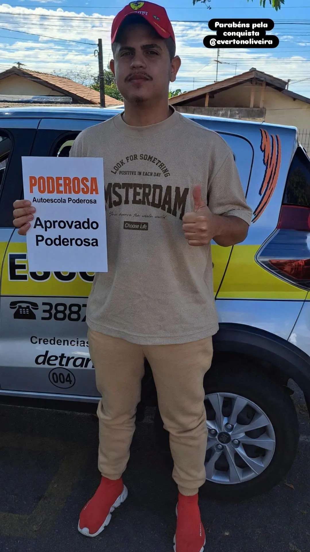 Aluno aprovado ao lado de carro da Auto Escola Poderosa