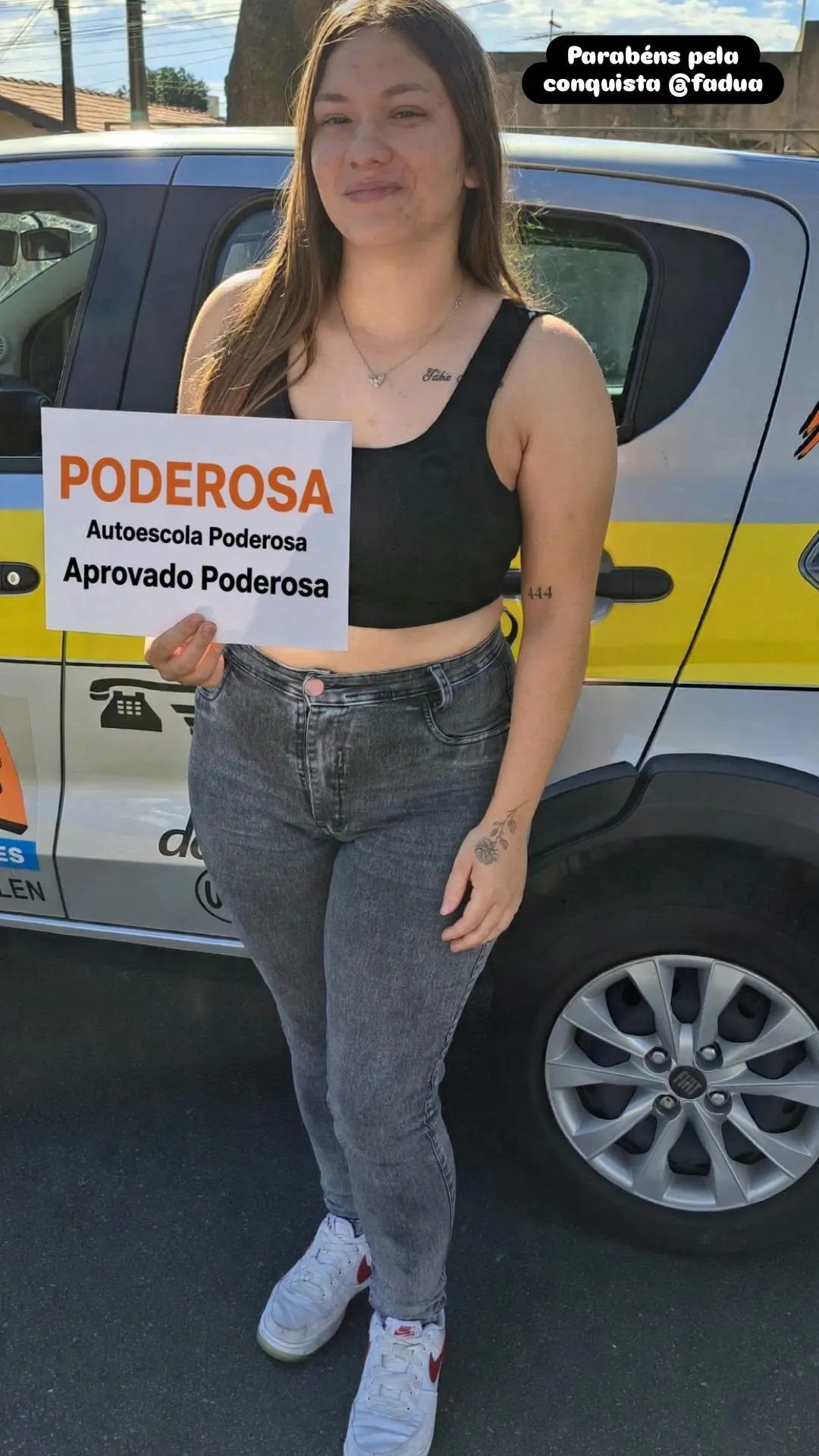 Aluno aprovado ao lado de carro da Auto Escola Poderosa