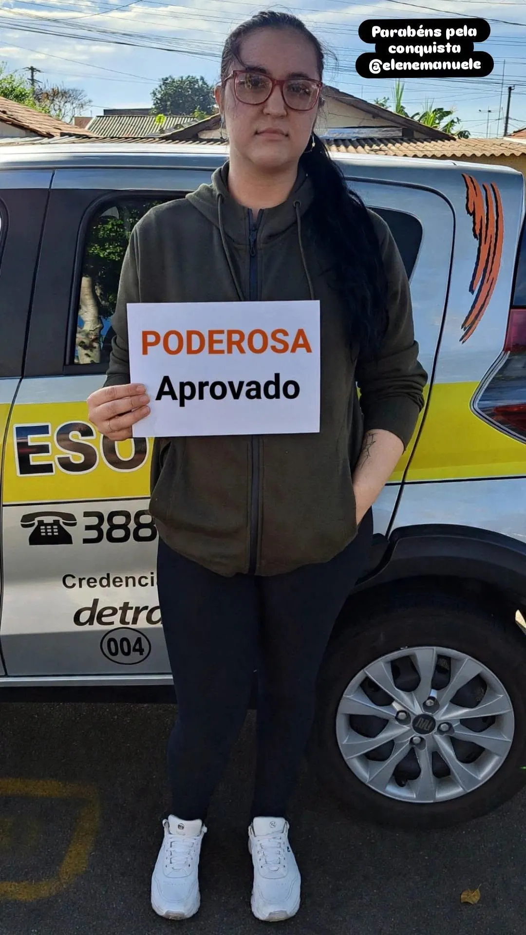 Aluno aprovado ao lado de carro da Auto Escola Poderosa