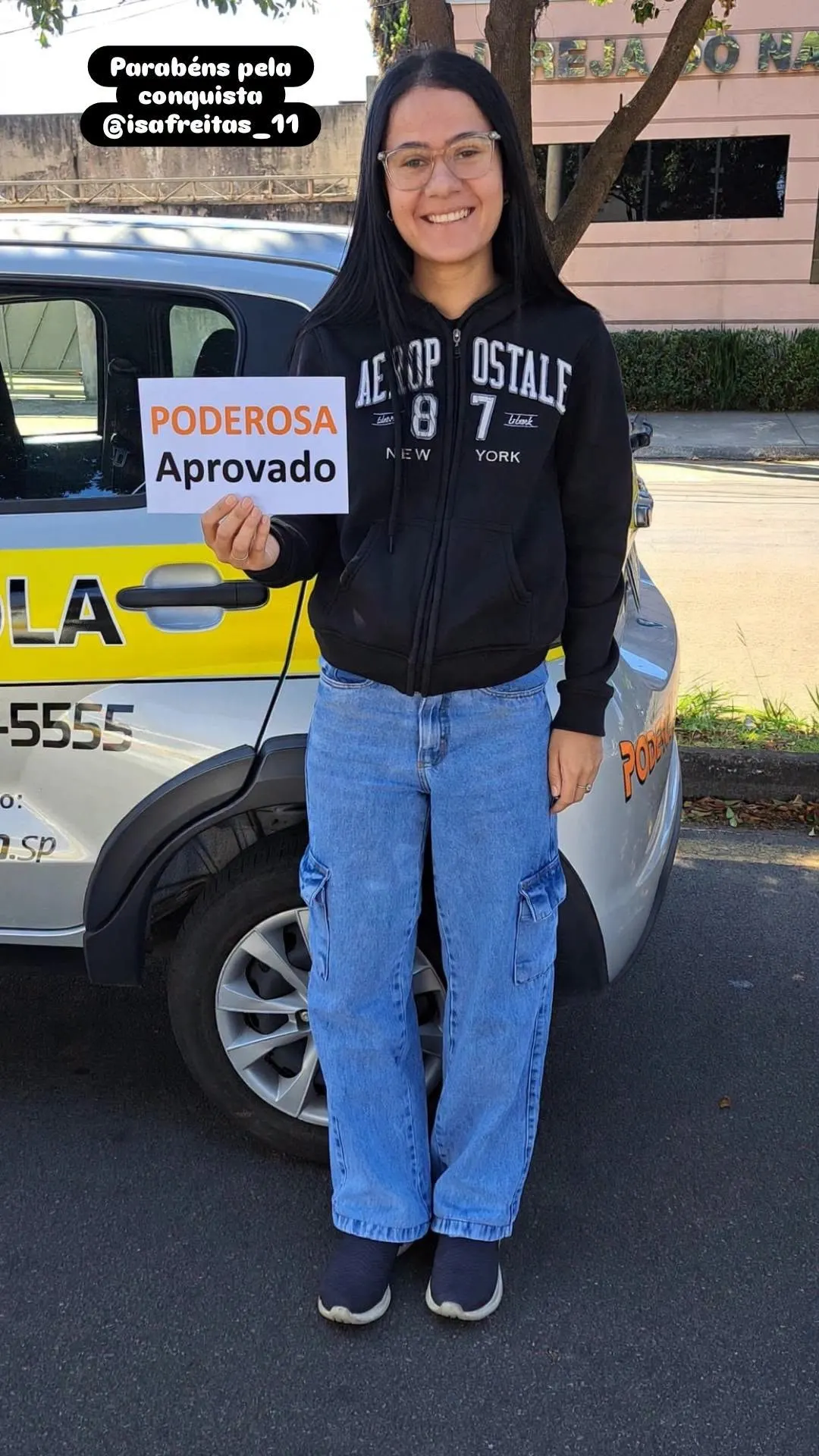 Aluno aprovado ao lado de carro da Auto Escola Poderosa