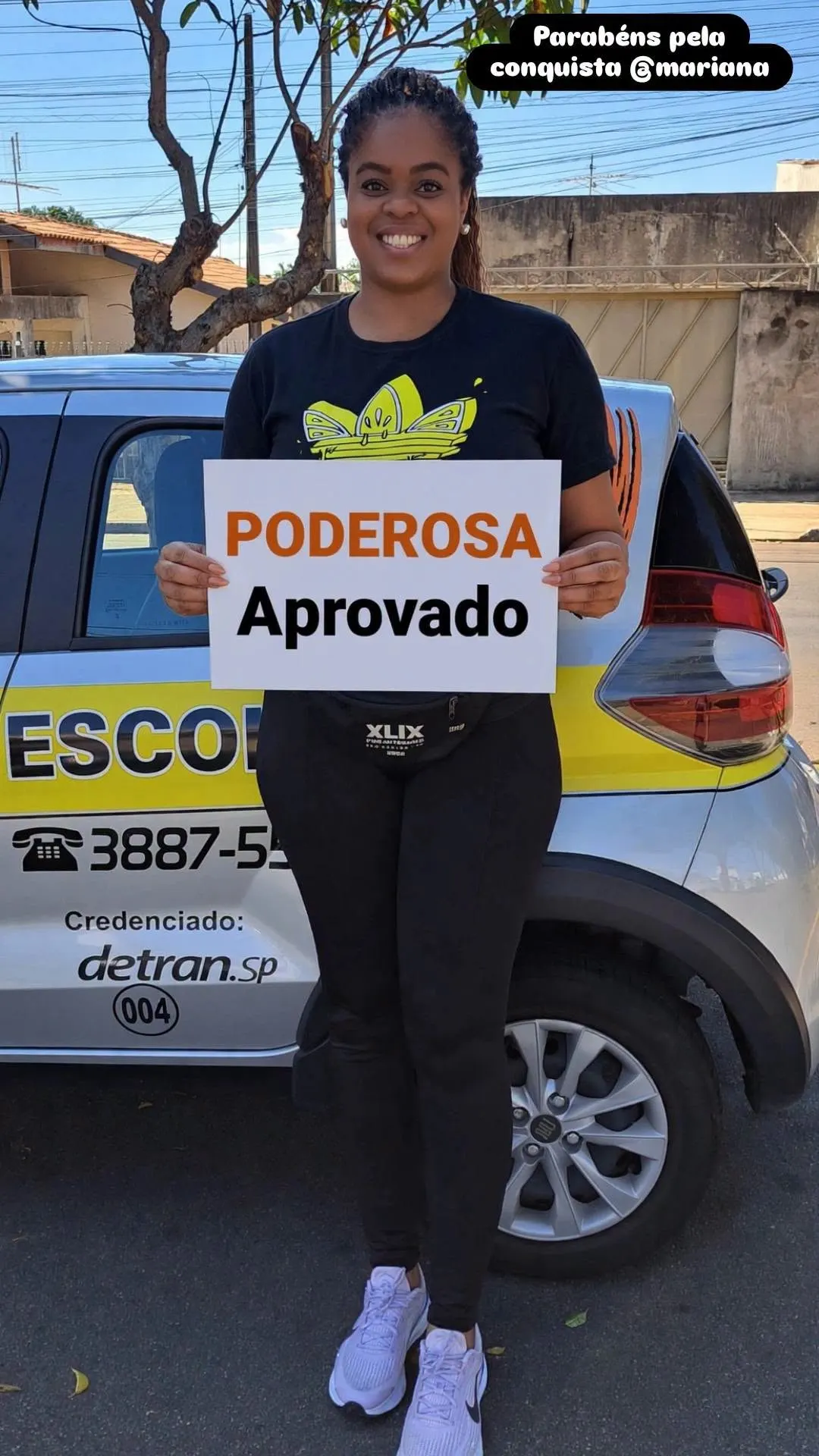 Aluno aprovado ao lado de carro da Auto Escola Poderosa