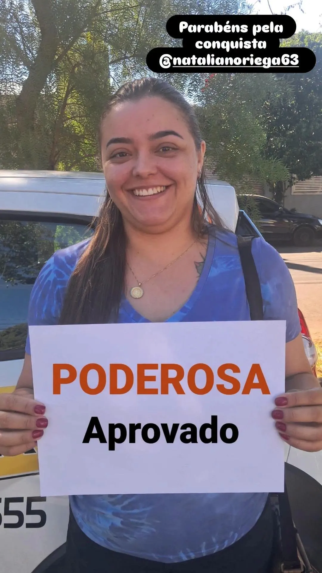 Aluno aprovado ao lado de carro da Auto Escola Poderosa