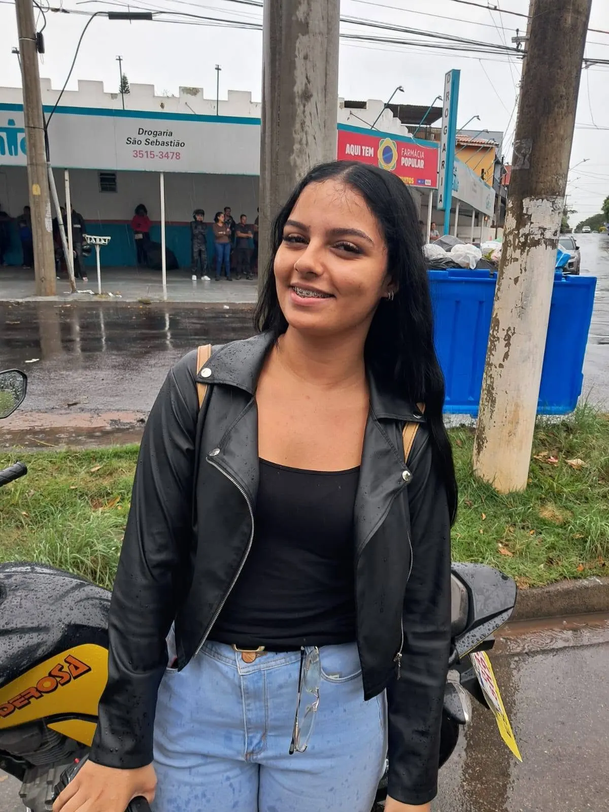 Aluno aprovado ao lado de motocicleta da Auto Escola Poderosa