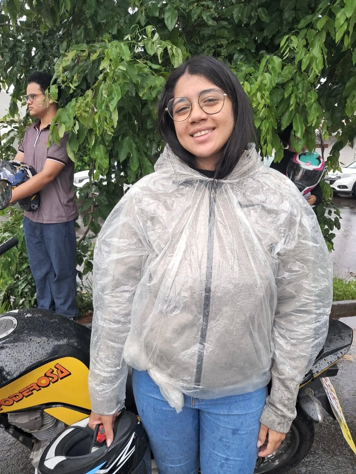Aluno aprovado ao lado de motocicleta da Auto Escola Poderosa