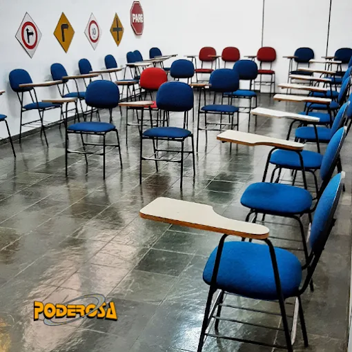 Sala de aula da Auto Escola Poderosa com cadeiras organizadas e placas de trânsito na parede