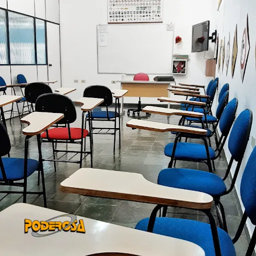 Vista lateral da sala de aula da Auto Escola Poderosa com cadeiras, mesa e quadro